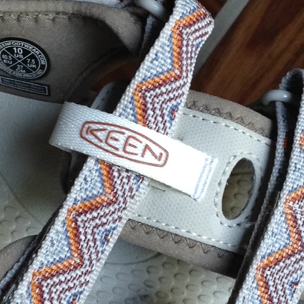 🔥 KEEN - Aztec Print Three Strap Velcro Sandals - Picture 6 of 10